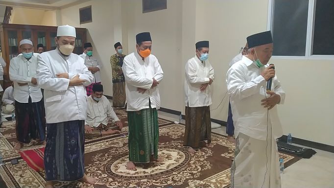 Prof Dr KH Asep Saifuddin Chalim, MA saat menjadi imam salat malam di kediaman Neng Imah, salah seorang putrinya, di lingkungan Pondok Pesantren Amanatul Ummah Jalan Siwalankerto Utara Surabaya tadi malam (Kamis/9/9/2021). Foto: mma/ BANGSAONLINE.com