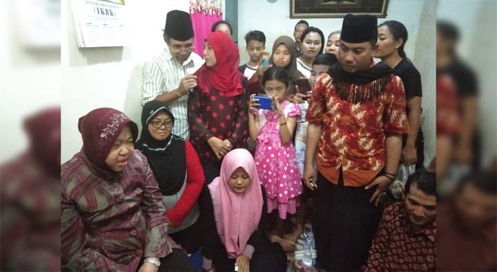 Wali Kota Risma saat takziah di rumah duka almarhum Badrul Munir yang meninggal pada Jumat pekan lalu. foto: YUDI ARIANTO/ BANGSAONLINE