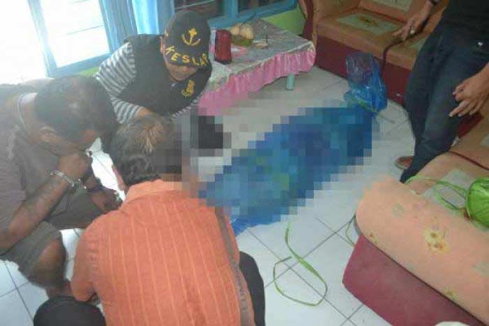 Petugas kepolisian dari Polres Kediri saat melakukan olah TKP di eks lokalisasi Gedang Sewu Kediri. (dendi martoni/BANGSAONLINE)
