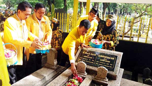 Ketua DPD Partai Golkar Jatim, Nyono Suharli tabur Bungan di makam sesepuh Golkar HM. Said di TPU Ngagel, Surabaya. 