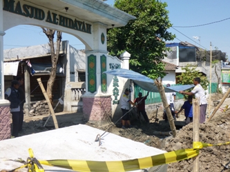 Pelaksanaan proyek pemasangan box culvert di kawasan Siwalankerto, bukan hanya memecahkan pipa PDAM, tapi juga merusakkan kabel milik Telkom. Tampak petugas dari Telkom memerbaiki. Gambar diambil 17 September 2014. foto:r choirul a/BANGSAONLINE