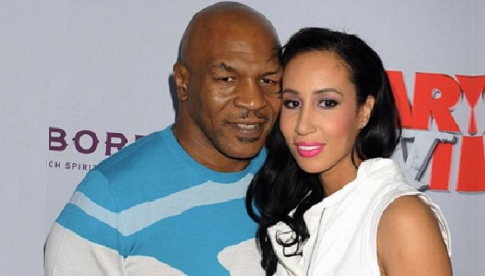 Mike Tyson bersama istrinya, Lakiha Spicer. foto: https://www.youtube.com/watch?v=sPqdMVIyHPI/factsninja.com