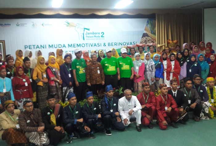 Dirut PG Nugroho Christijanto bersama para siswa SMK peserta Jambore Petani Muda se-Nusantara.