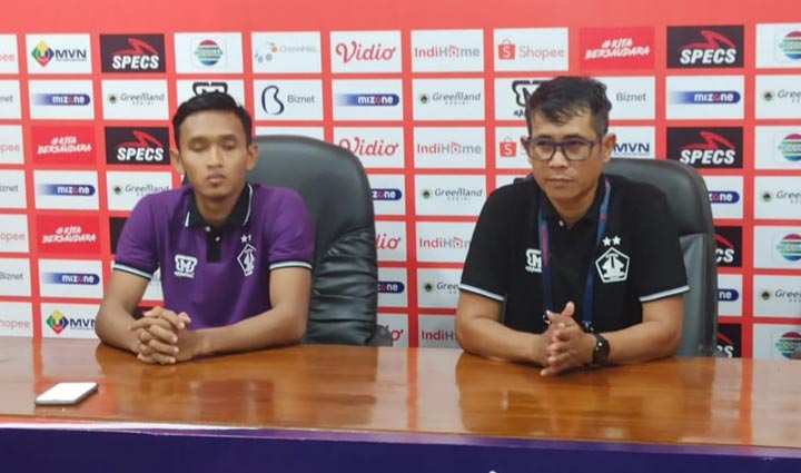Pelatih Persik Joko Susilo (berkacamata) dengan salah satu pemain Persik, saat jumpa pers usai pertandingan. foto: MUJI HARJITA/ BANGSAONLINE