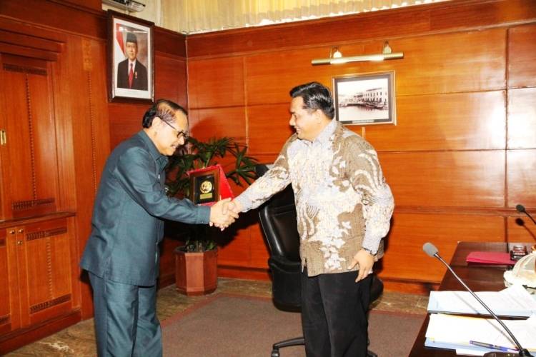 Sekda Prov Jatim AKH Sukardi MM menerima anggota Komisi II DPR RI, Senin (14/3/2014). foto:nisa