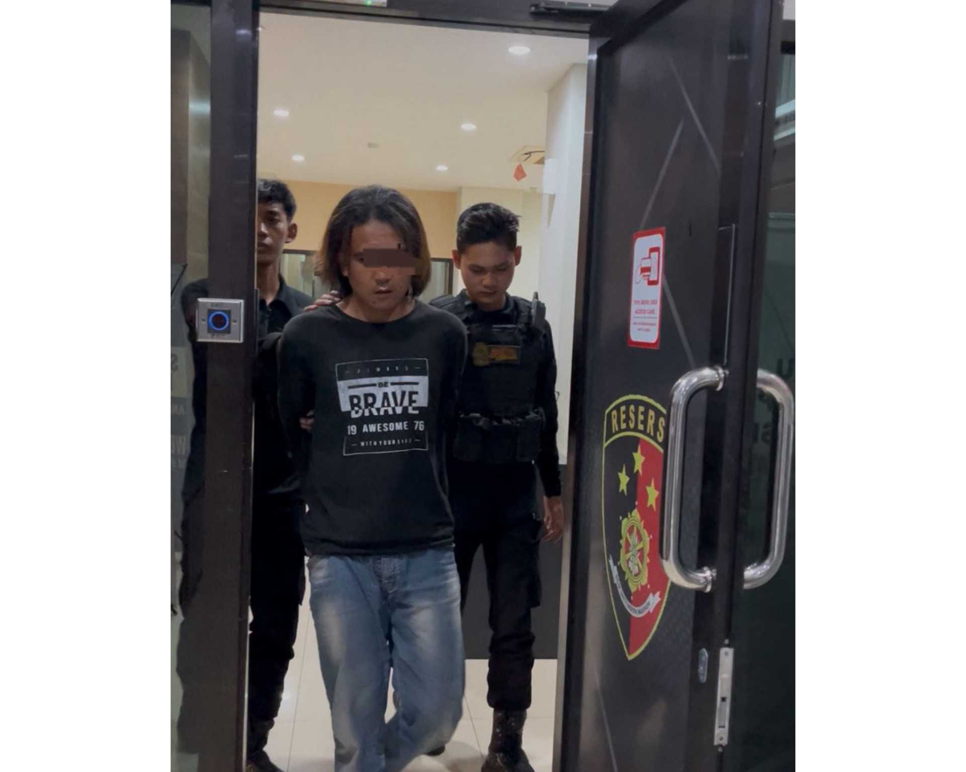 Pelaku penusukan saat dibawa ke Mapolres Gresik. Foto: Ist.