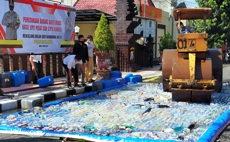 Pemusnahan miras di depan Mapolres Blitar Kota. (foto: ist)