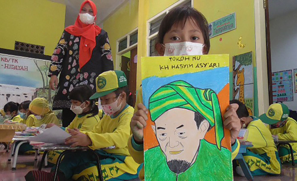 Salah satu murid TK Al-Hidayah menunjukkan gambar KH. Hasyim Asy