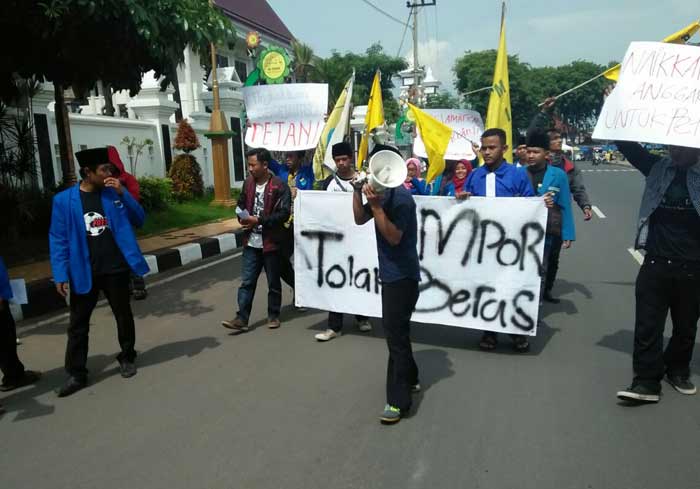 Aksi mahasiswa PMII saat long march menuju kantor Pemkab Tuban.