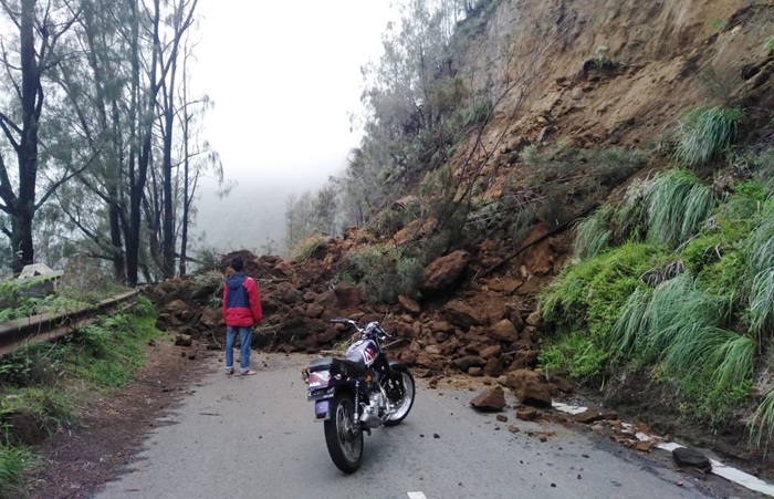 Tebing longsor di ruas Dingklik - Lautan Pasir, Desa Wonokitri, Kecamatan Tosari, Kabupaten Pasuruan. 