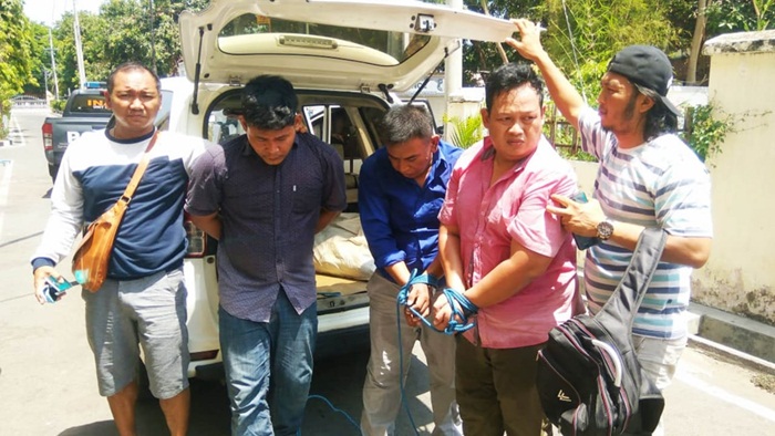 Tiga residivis asal Jateng yang nekat membobol rumah polisi saat digelandang ke Mapolres Situbondo.