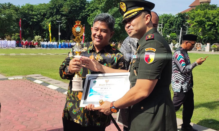Arif Setyo Widodo saat menerima penghargaan CSR Award dalam upacara peringatan HUT Kabupaten Sidoarjo ke-16 di Alun-alun.