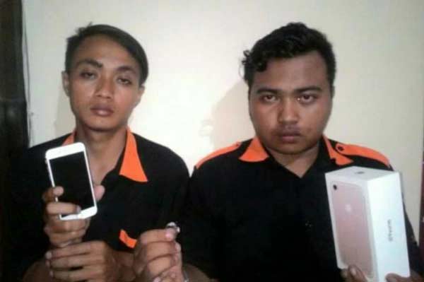 Dua pelaku pencurian saat diamankan.
