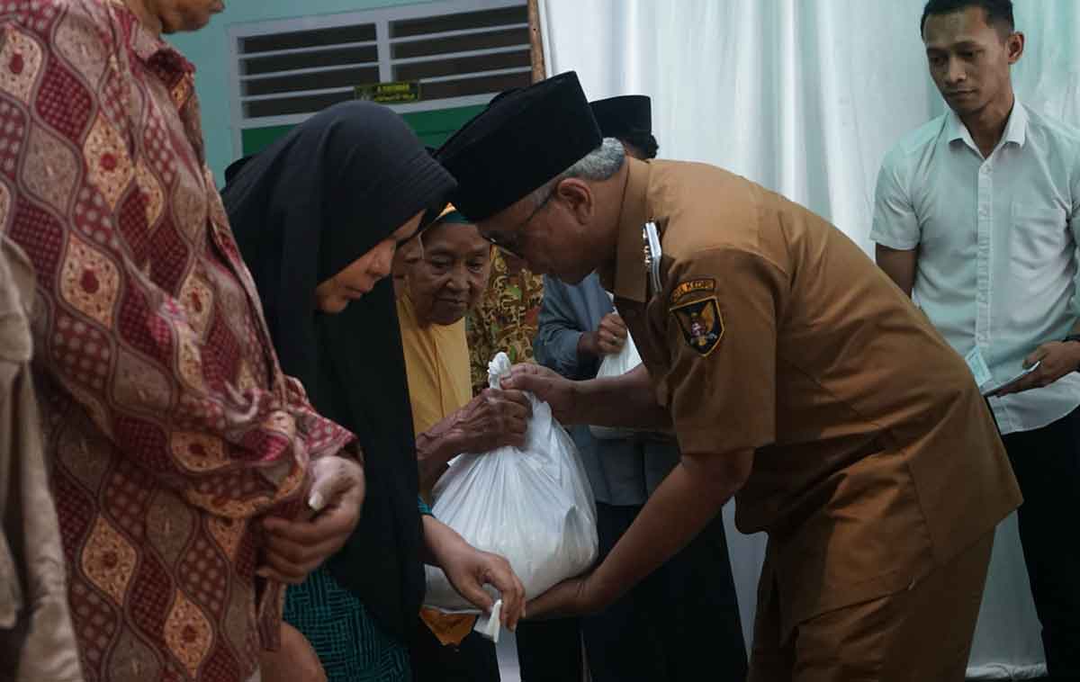 Wakil Wali Kota Kediri saat menyerahkan bingkisan. Foto: Ist