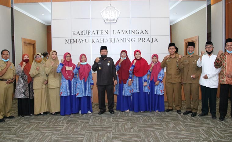 Bupati Fadeli didampingi Kepala Kemenag Lamongan Sunhaji, dan para Kafilah MTQ asal Lamongan.
