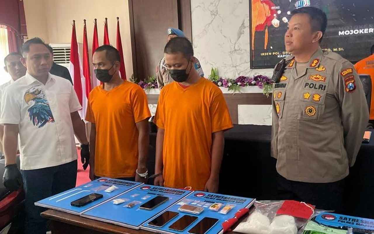 Dua kurir sabu yang diamankan Polres Mojokerto Kota. Foto: Ist.