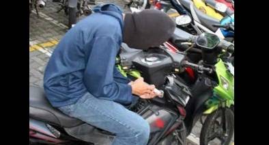 Eka saat memperagakan aksi membandrek motor yang dicurinya. (gunadhi/BANGSAONLINE)