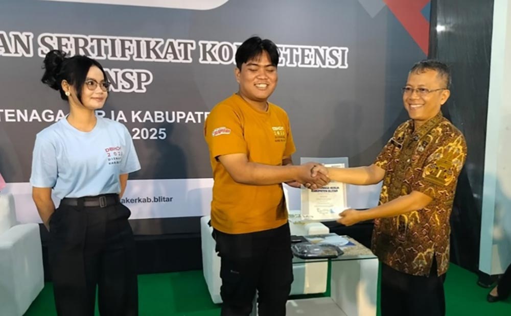 Penyerahan sertifikat kompetensi berlisensi BNSP terhadap peserta pelatihan yang digelar Disnaker Kabupaten Blitar.