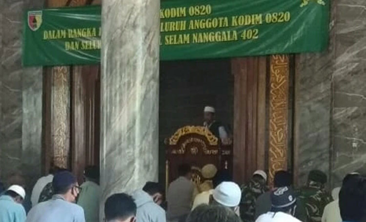 Anggota Kodim 0820/Probolinggo mendoakan keselamatan para awak kapal selam KRI Nanggala 402. (foto: ist)