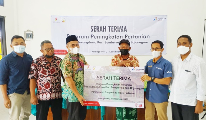 Serah terima program peningkatan pertanian Desa Karangdowo, Kecamatan Sumberrejo, Kabupaten Bojonegoro, dengan peningkatan pompanisasi irigasi pertanian.