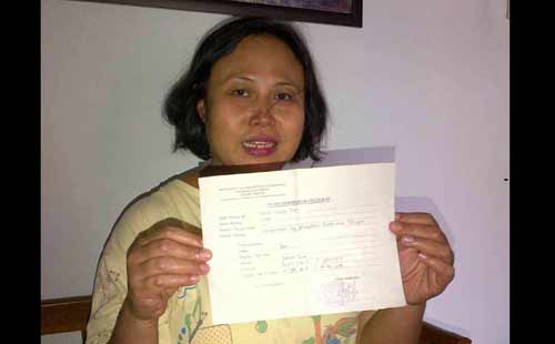 Ismin Yuwartitin (43), pasien korban dokter Hariadi saat menunjukkan bukti laporan ke Polres Gresik. (syuhud/BANGSAONLINE)