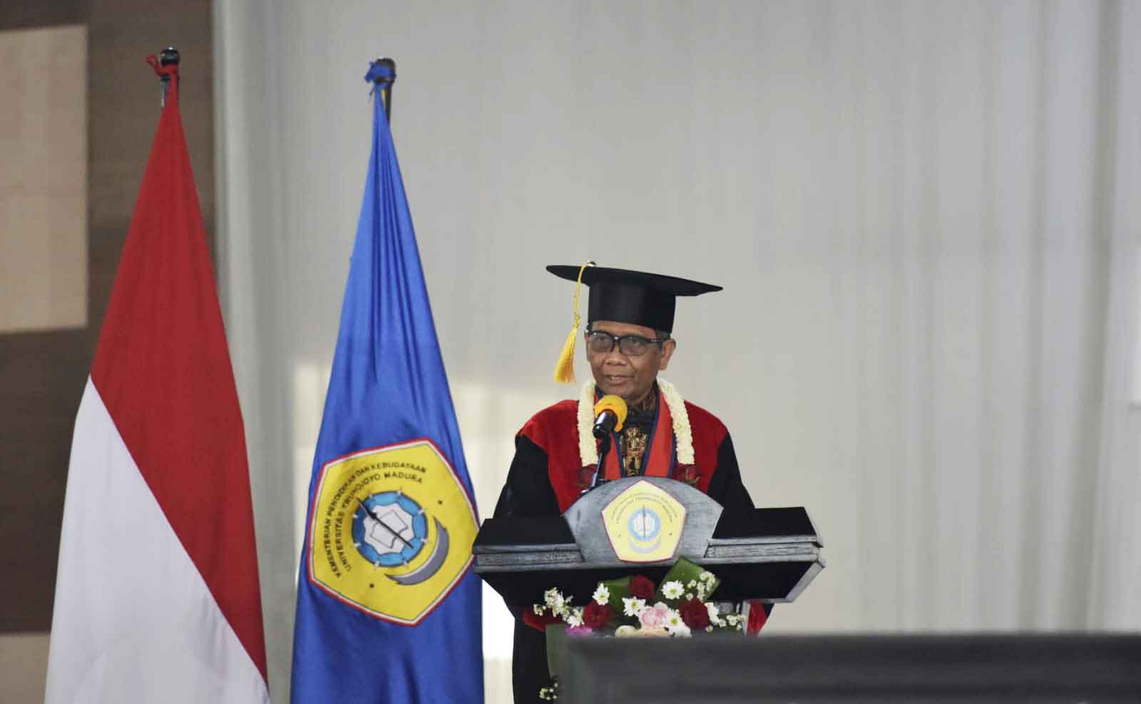 Mahfud MD saat memaparkan materi di acara Dies Natalies ke-22 Universitas Trunojoyo Madura.
