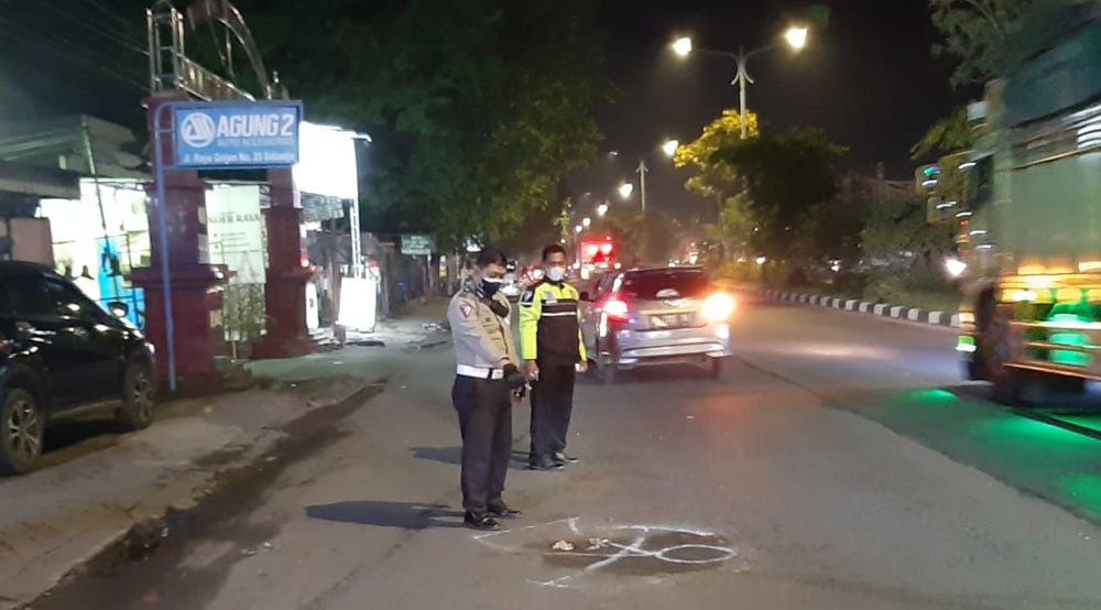 Petugas Satlantas Polresta Sidoarjo saat melakukan olah TKP pelajar yang tewas terlindas truk.
