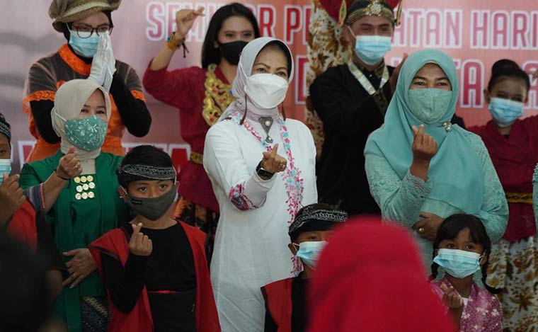 Wali Kota Batu, Hj. Dewanti Rumpoko bersama para pengurus DWP Kota Batu.