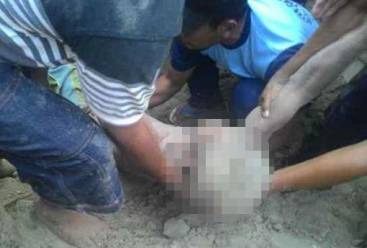 MAUT-Jasad pekerja galian C dievakuasi warga dari urukan yang menewaskannya. foto: gunadhi/BANGSAONLINE