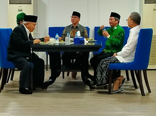 Prof Dr KH Asep Saifuddin Chalim, MA saat dijamu makan di Rumah Dinas Menteri Perdagangan Zulkifli Hasan di Komplek Menteri Widya Chandra Jakarta Selatan, Rabu (22/6/2022). Tampak Mendag Zulhas menunggui Kiai Asep dan Pergunu makan siang.