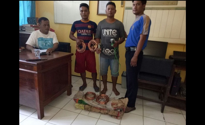 Kedua pelaku bersama barang bukti saat diperiksa di Polres Tuban.