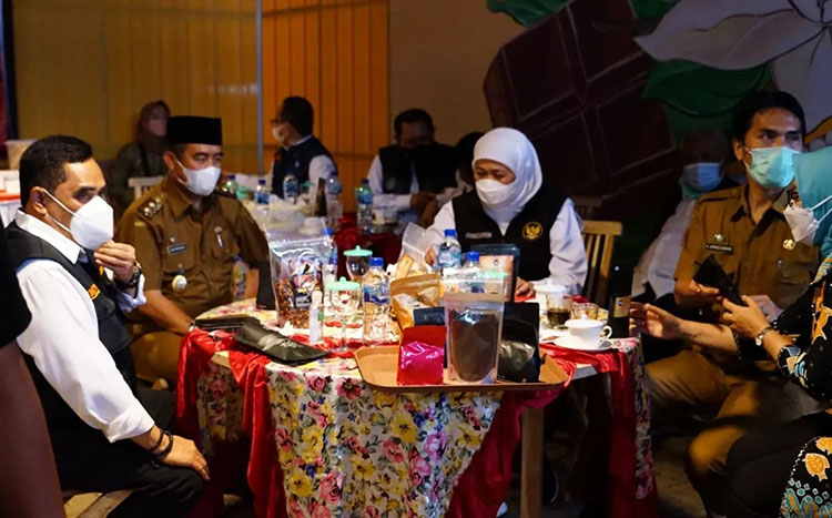 Gubernur Jawa Timur, Khofifah Indar Parawansa, saat berkunjung ke rumah cokelat di Kabupaten Madiun.