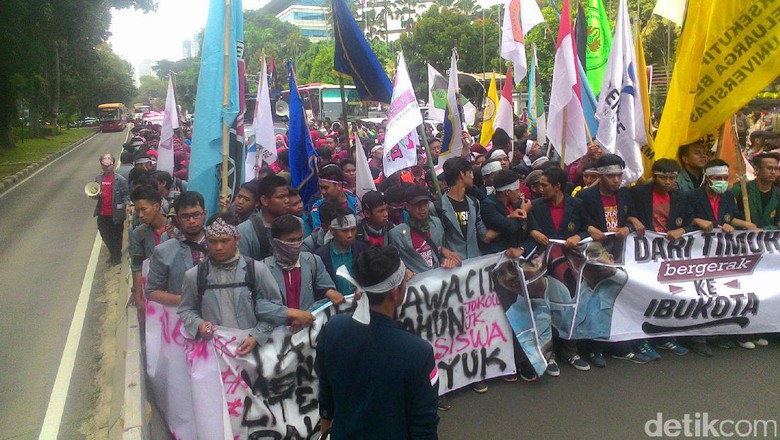 Aksi demo mahasiswa mengecam Presiden Jokowi yang dianggap  terlalu banyak pencitraan dan jago ngutang. Foto:  detik.com 
