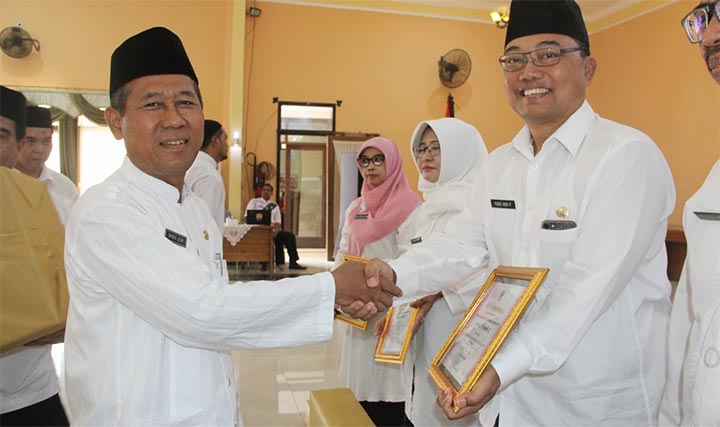 Sekretaris Daerah Kota Pasuruan Drs. H. Bahrul Ulum, M.M. saat menyerahkan penghargaan.