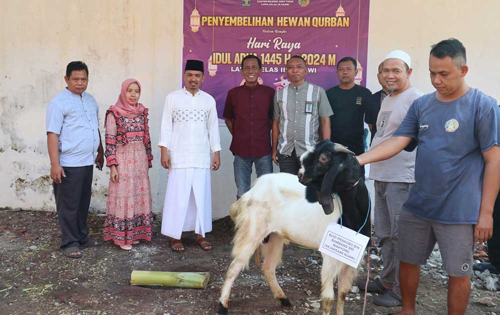 Kalapas Ngawi Siswarno memantau penyembelihan hewan kurban.