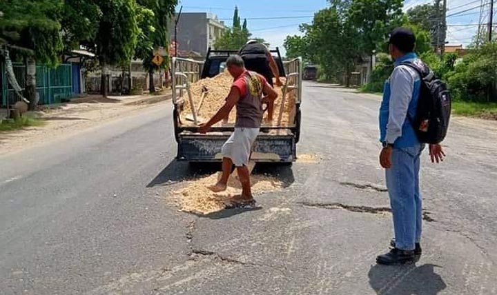 Forum Relawan Tambakboyo (FRT) saat melakukan penambalan jalan Nasional Pantai Utara Jawa (Pantura).