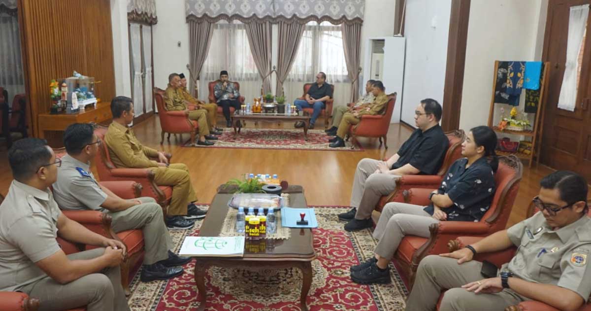 Wali Kota Pasuruan saat bersama pengembang Perumahan Tiara Candi 5.