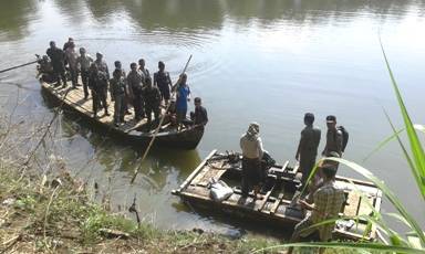 GAGAL. Satpol PP Bojonegoro kembali menggelar razia penambang pasir ilegal di Sungai Bengawan Solo. Tetapi Satpol gagal mengeksekusi mesin beserta pelaku. Foto: Eky Nurhadi/BANGSAONLINE