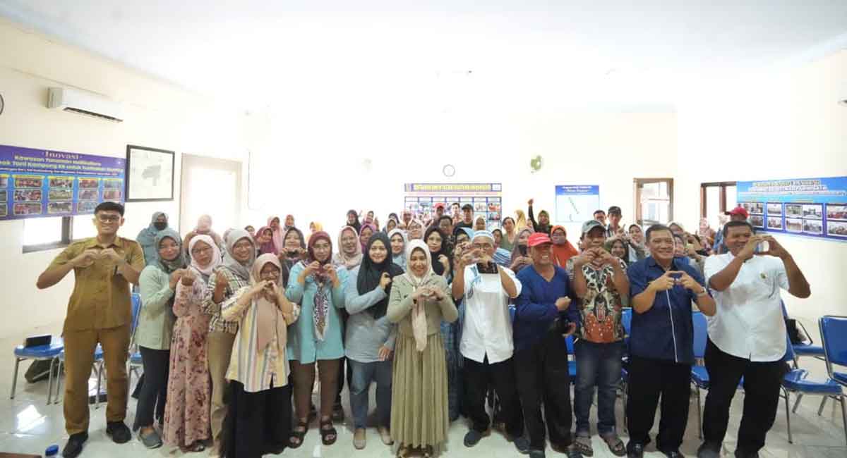 Wali Kota Mojokerto saat foto bersama para pelaku UMKM.