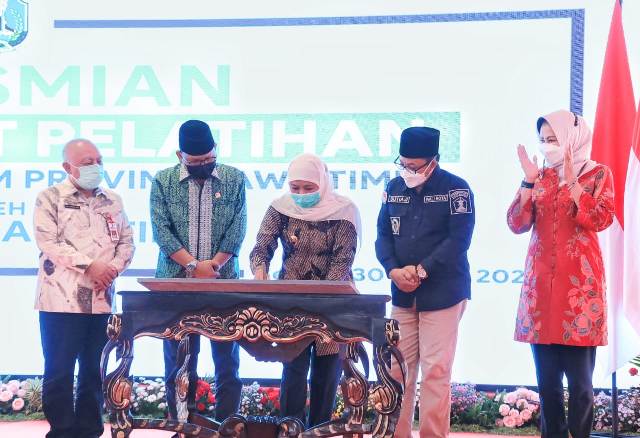 Gubernur Jawa Timur Khofifah Indar Parawansa saat meresmikan Gedung UPT Pelatihan Koperasi dan UKM Jatim (Latkop UKM), yang terletak di Perum Bulan Terang Utama, Jl. Raya Ki Ageng Gribig, Madyopuro, Kecamatan Kedungkandang, Kota Malang, Selasa (30/3/2021). Foto: ist