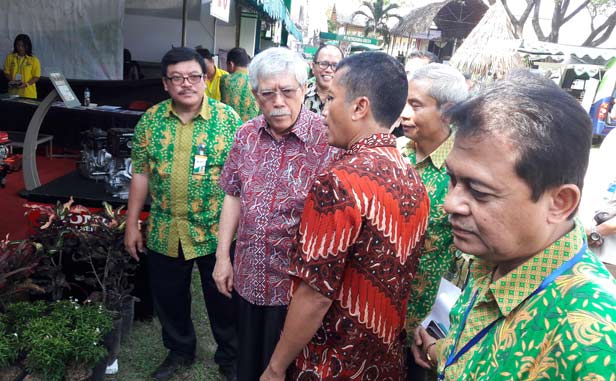 Jajaran komisaris dan direksi PG dan Pupuk Indonesia ketika meninjau stan PAE 2016. foto: SYUHUD/ BANGSAONLINE