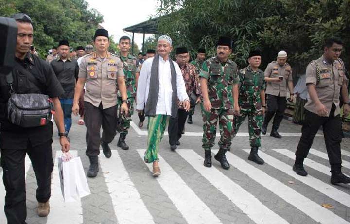 Rombongan Panglima dan Wakapolri disambut KH Ali Mashuri, pengasuh Ponpes Bumi Sholawat Sidoarjo.