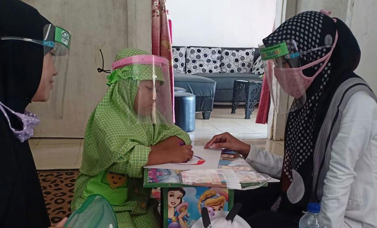 Para ustazah saat melaksanakan pembelajaran home visit di masing-masing rumah siswa. (foto: ist).