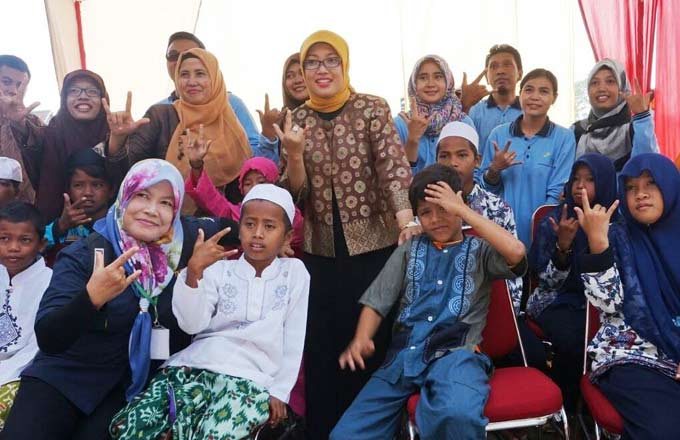 Ketua Tim PKK, Lulis Irsyad Yusuf (tengah berkacamata) bersama anak yatim piatu.