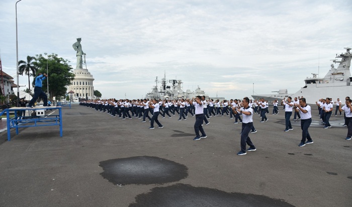 Olahraga bersama prajurit Koarmada II di Mako Armada II Surabaya, Jumat (31/01).