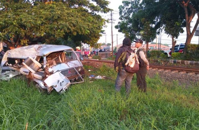 Kondisi kendaraan korban ringsek usai ditabrak KA.