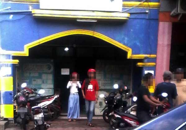 Sepasang pelajar keluar dari warnet. Foto: rizky alvian/BANGSAONLINE