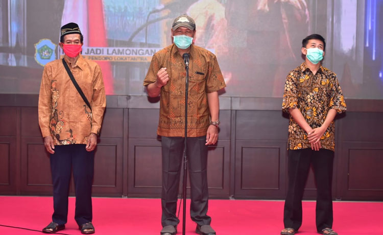 Pasien sembuh saat memberikan testimoni di hadapan Bupati Fadeli. 
