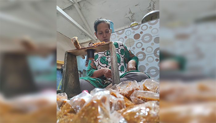 Salah satu produsen sambal pecel khas Blitar, Binti Khoiriyah.