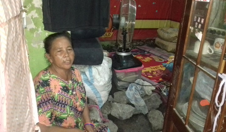Ny. Aliyati saat ditemui di rumahnya di Kelurahan Mayangan, Kota Probolinggo. Tampak batu-batu yang disusun sebagai alas tidur karena rumahnya sering kebanjiran.